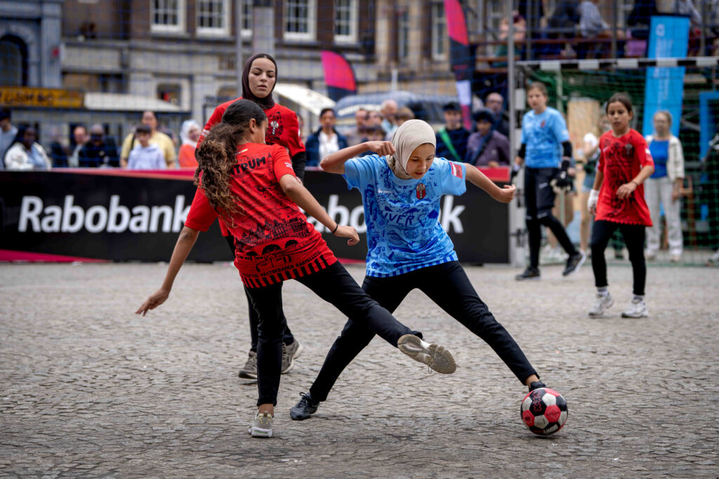Straatvoetbaltalent tijdens Cruyff-league